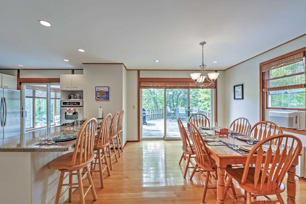 Charming Hyannis Home with Deck, 0 2 Mi to the Beach photo 4