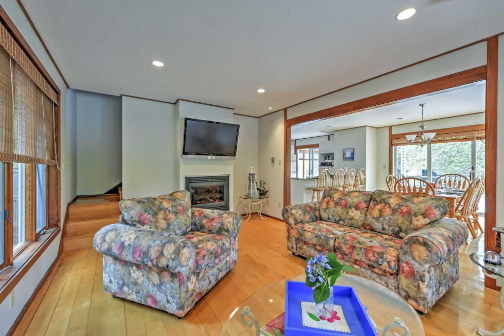 Charming Hyannis Home with Deck, 0 2 Mi to the Beach photo 3