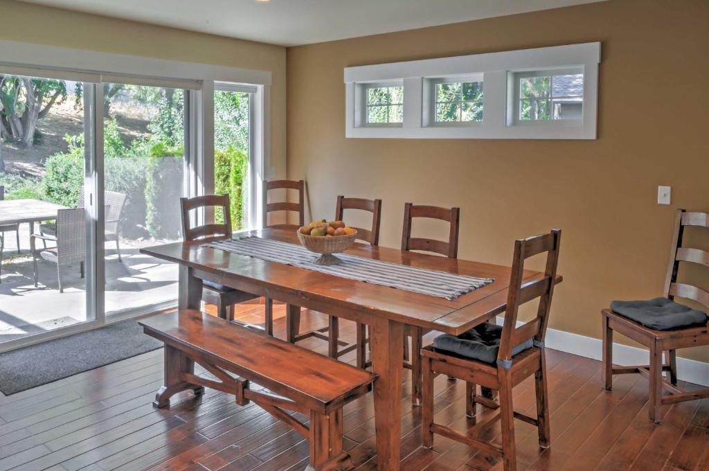 Gorgeous Wapato Point Lakehouse with Fireplace photo 4