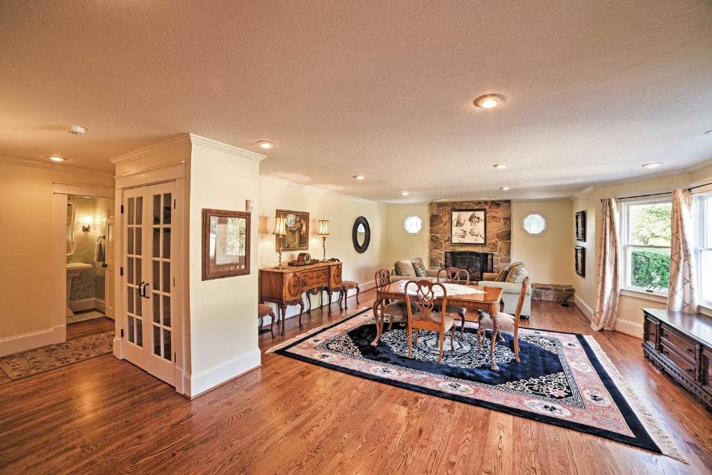 Spacious and Stunning Cleveland Getaway on 1 5 Acres photo 3