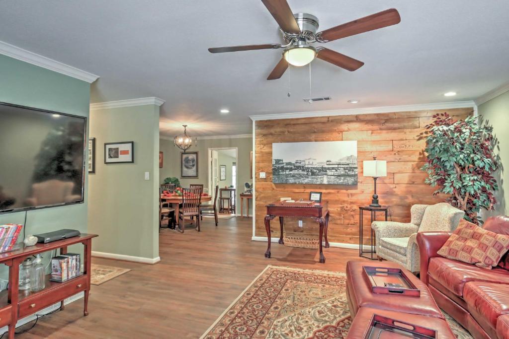 Glen Rose Ranch House - Walk to Downtown! photo 4