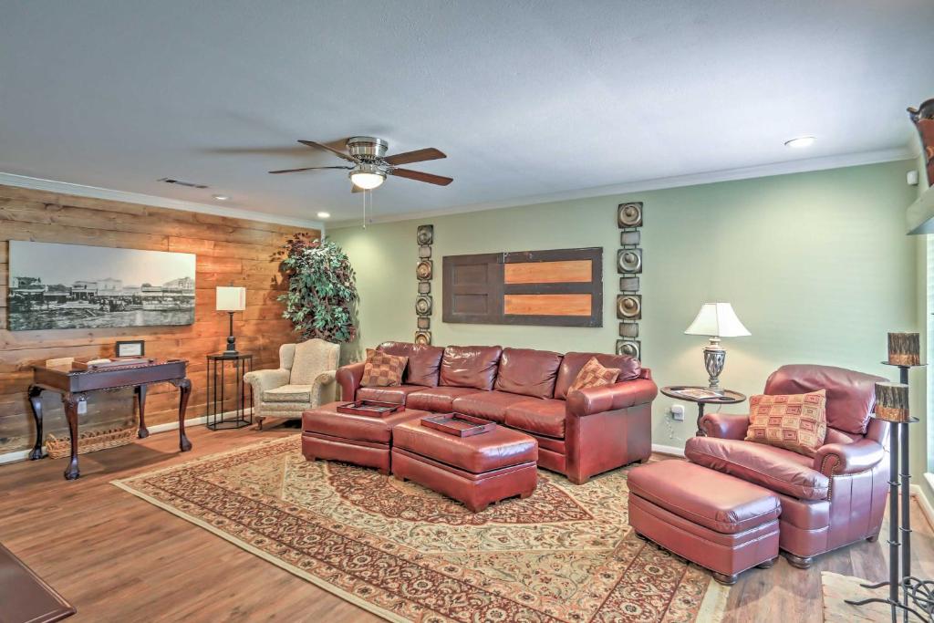 Glen Rose Ranch House - Walk to Downtown! photo 3
