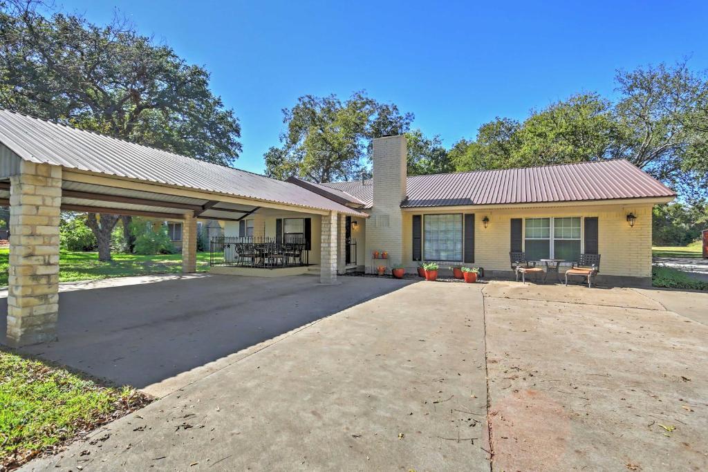 Glen Rose Ranch House - Walk to Downtown! photo 2