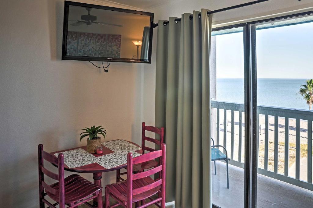 Surfside Sandcastle Suite with Balcony and 2 Pools! photo 3
