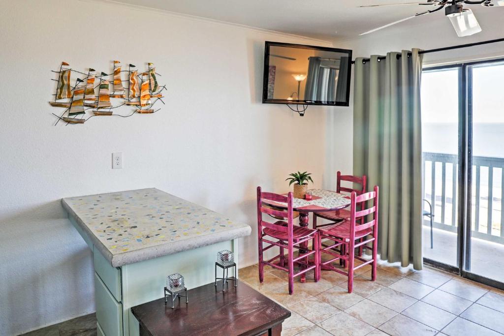 Surfside Sandcastle Suite with Balcony and 2 Pools! photo 4