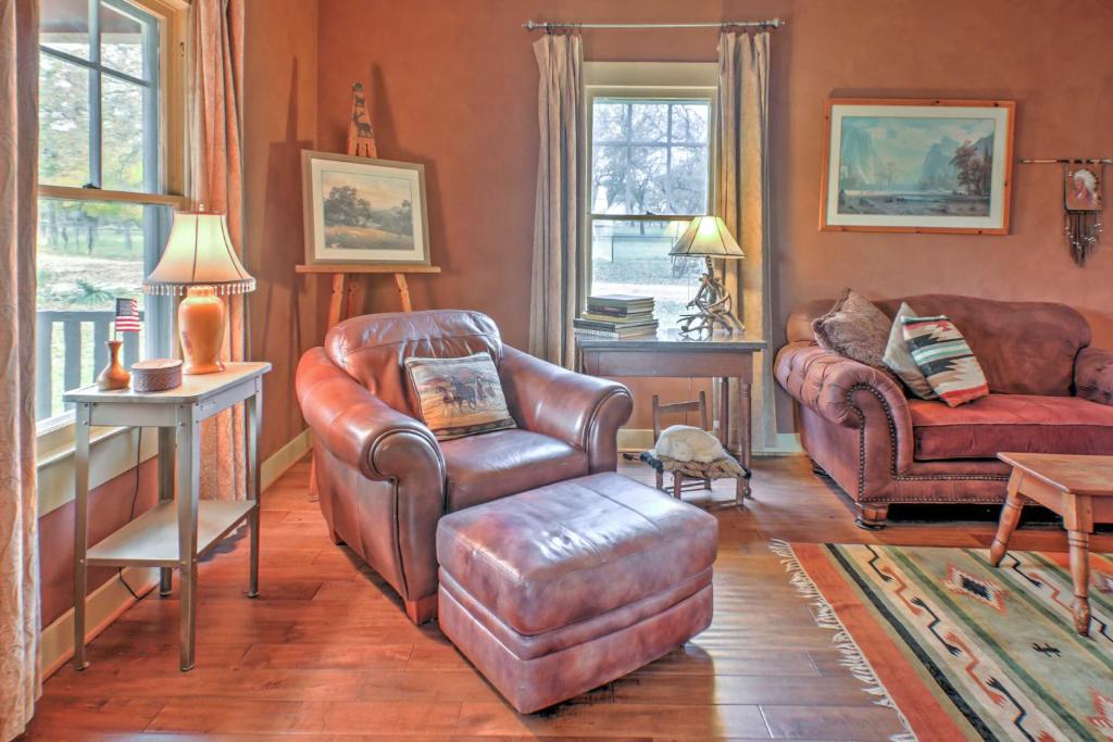 August Schmidt Fredericksburg Cottage with Hot Tub photo 4