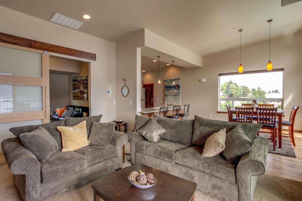 Lake Chelan Manson Bay Condo with Pool Access! photo 3