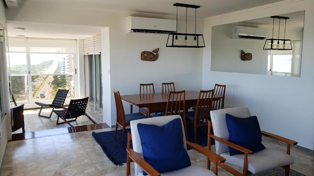 Amazing Oceanfront unit on Mansa Beach photo 3
