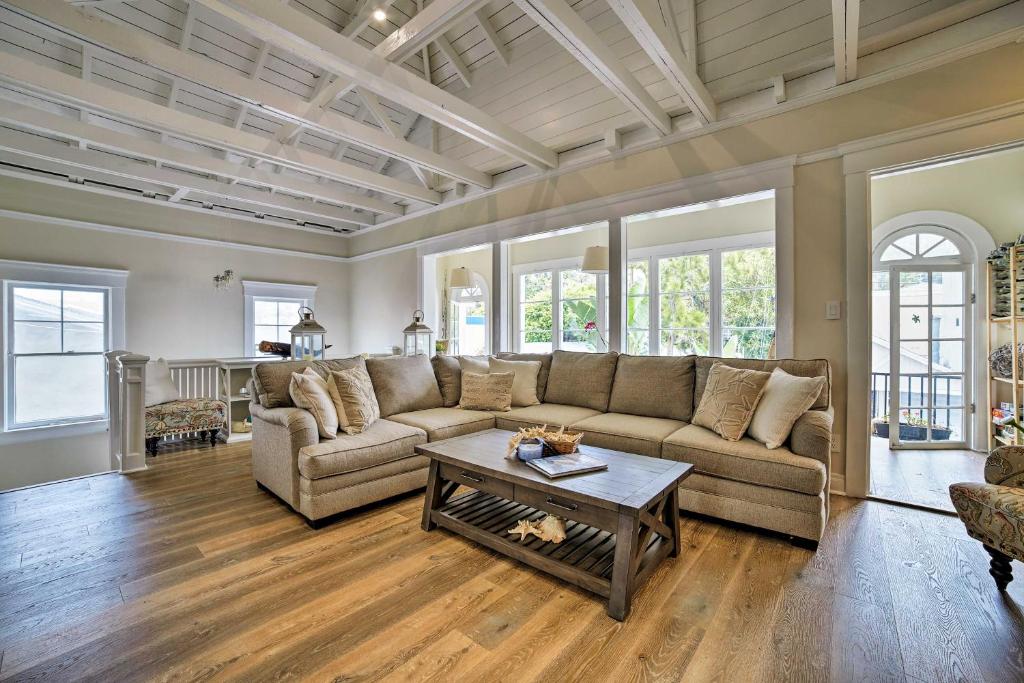 Charming Renovated Avalon Townhome, Walk to Beach! photo 3