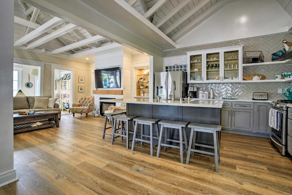 Charming Renovated Avalon Townhome, Walk to Beach! photo 4