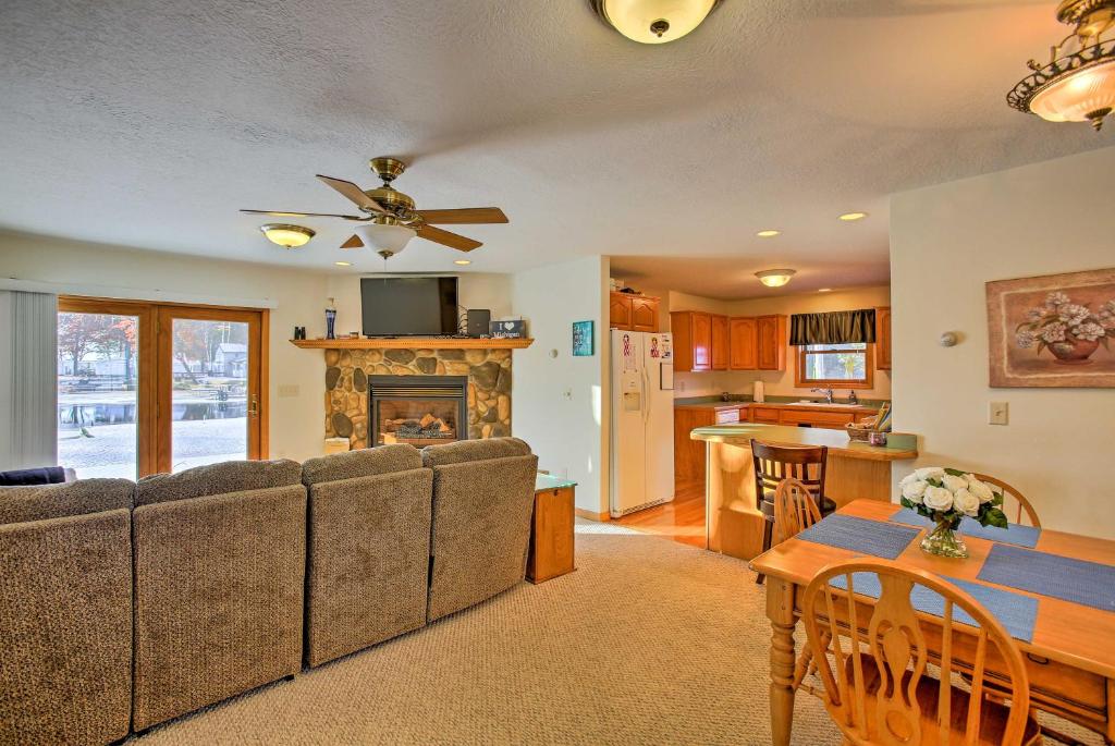 Cozy Riverfront Home with Fire Pit in Houghton Lake! photo 3