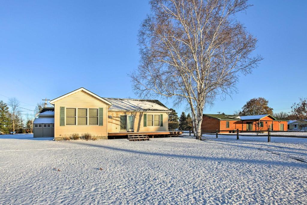 Cozy Riverfront Home with Fire Pit in Houghton Lake! photo 2