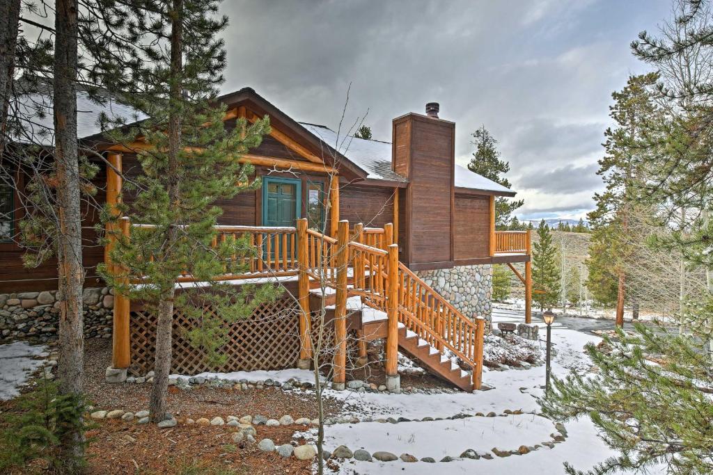 Granby House with Deck, Mtn View - 2 Mi from Skiing!