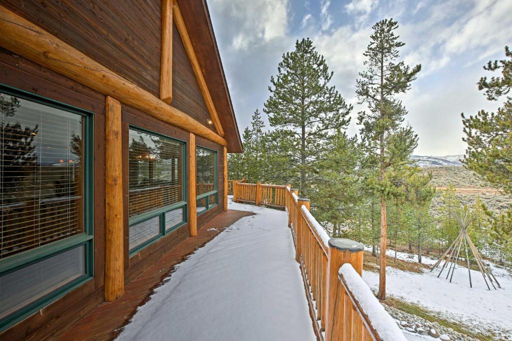 Granby House with Deck, Mtn View - 2 Mi from Skiing! photo 1