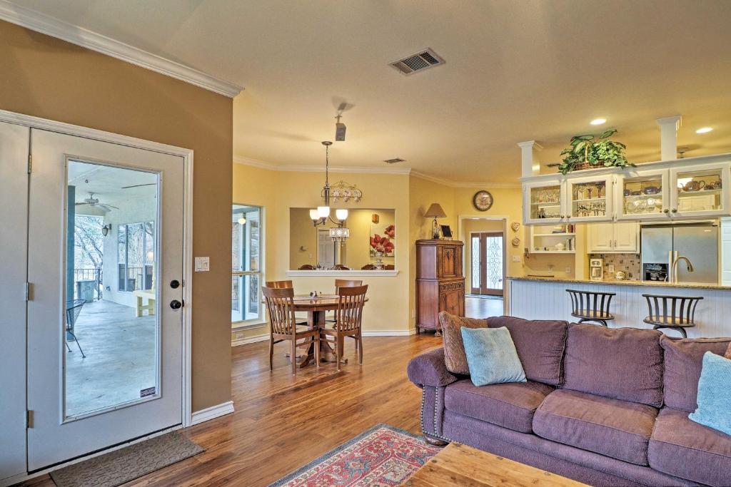 Spacious Lakefront Round Rock House with Water Toys! photo 2