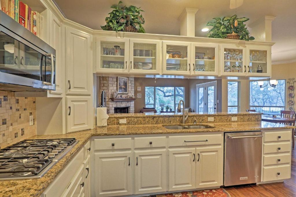 Spacious Lakefront Round Rock House with Water Toys! photo 4