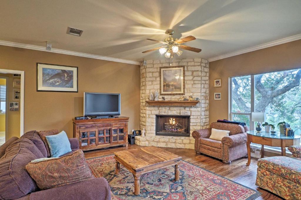 Spacious Lakefront Round Rock House with Water Toys! photo 3