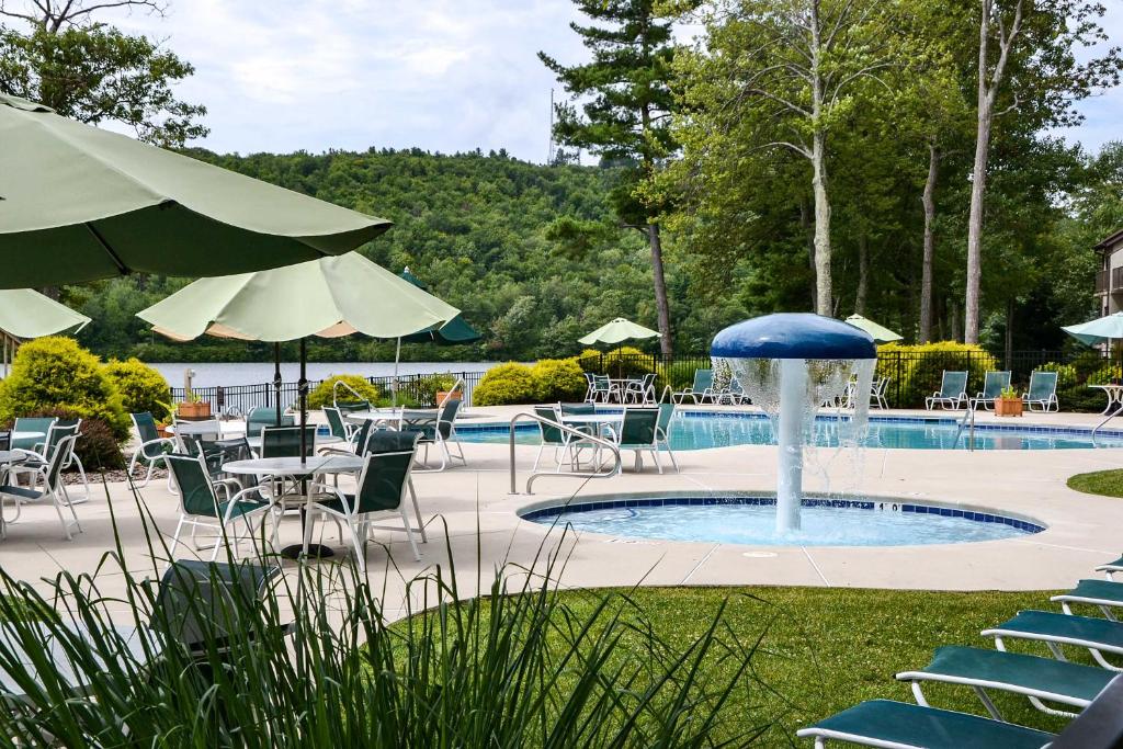 Lakefront Condo with Pool Access-1min to Big Boulder! photo 1