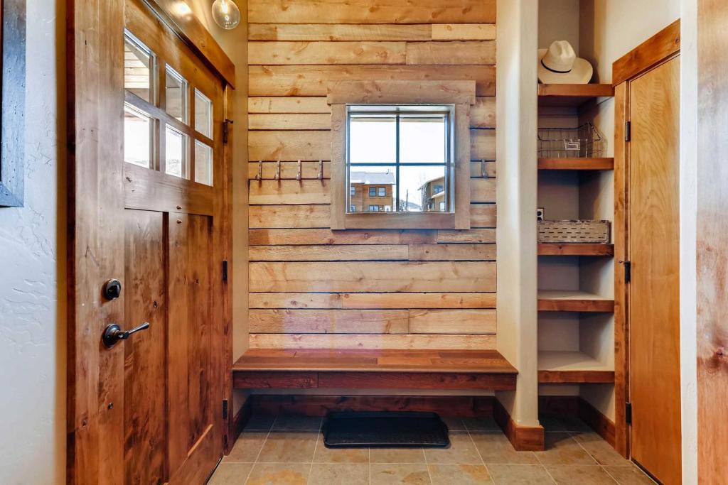 Updated Western Cabin Just 2 Blocks To Grand Lake! photo 3