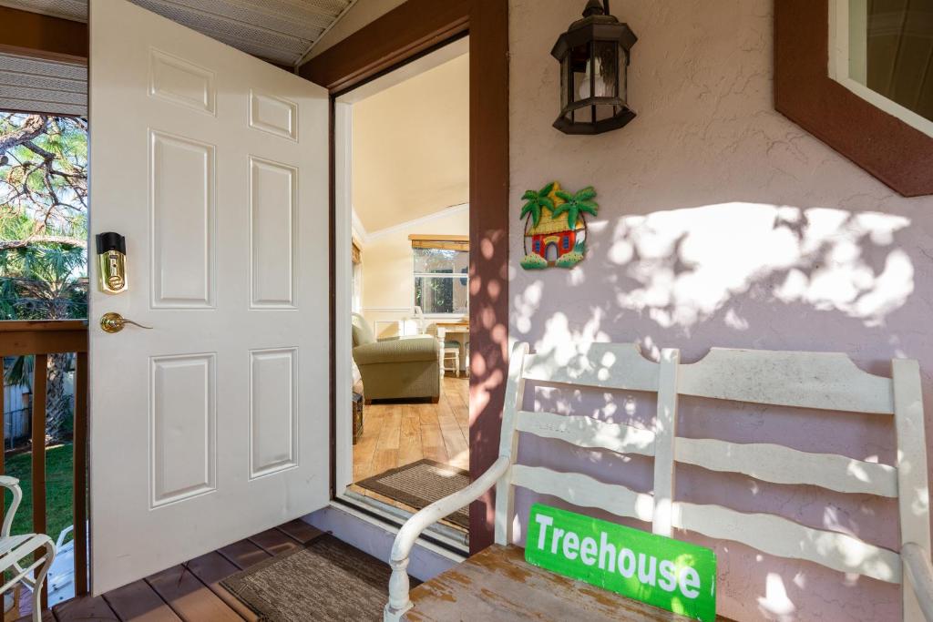 Home by Beach 5 - The Treehouse photo 2