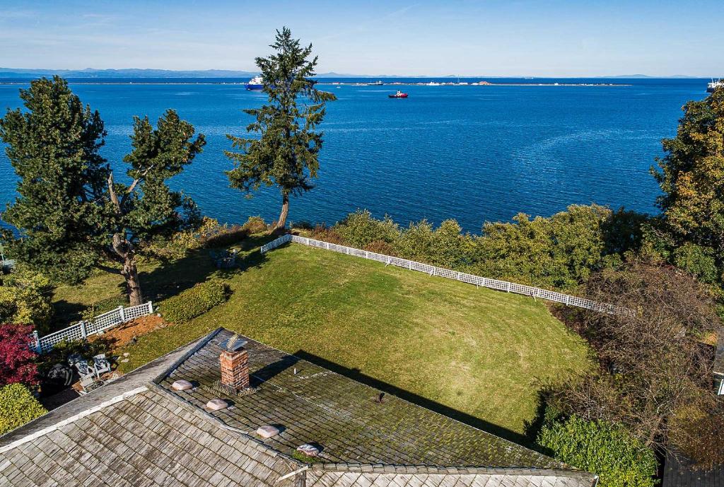 Historic Waterfront Colonial Home - Estate Grounds photo 1