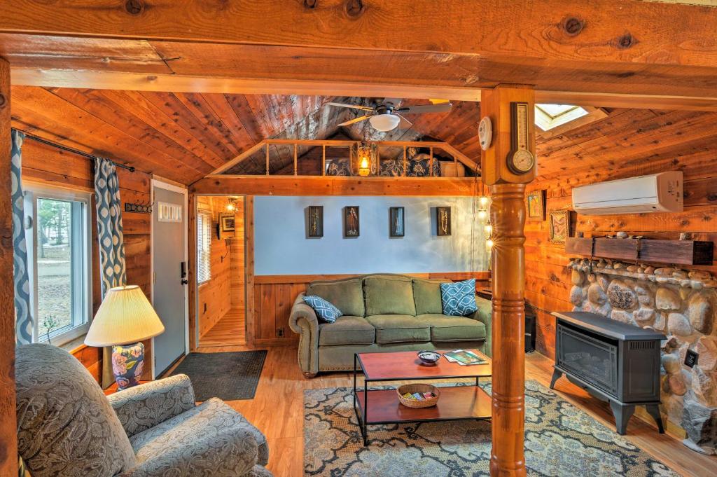 Work, Play and Get Away Cabin Near Higgins Lake!