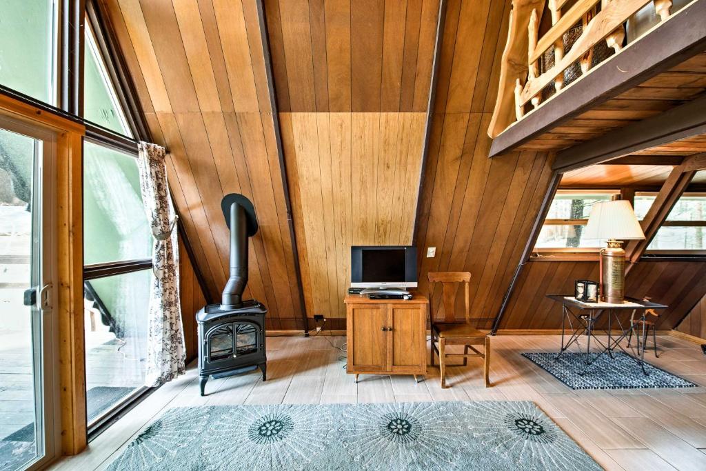 Serene Washington Escape with Deck and Mountain Views! photo 4