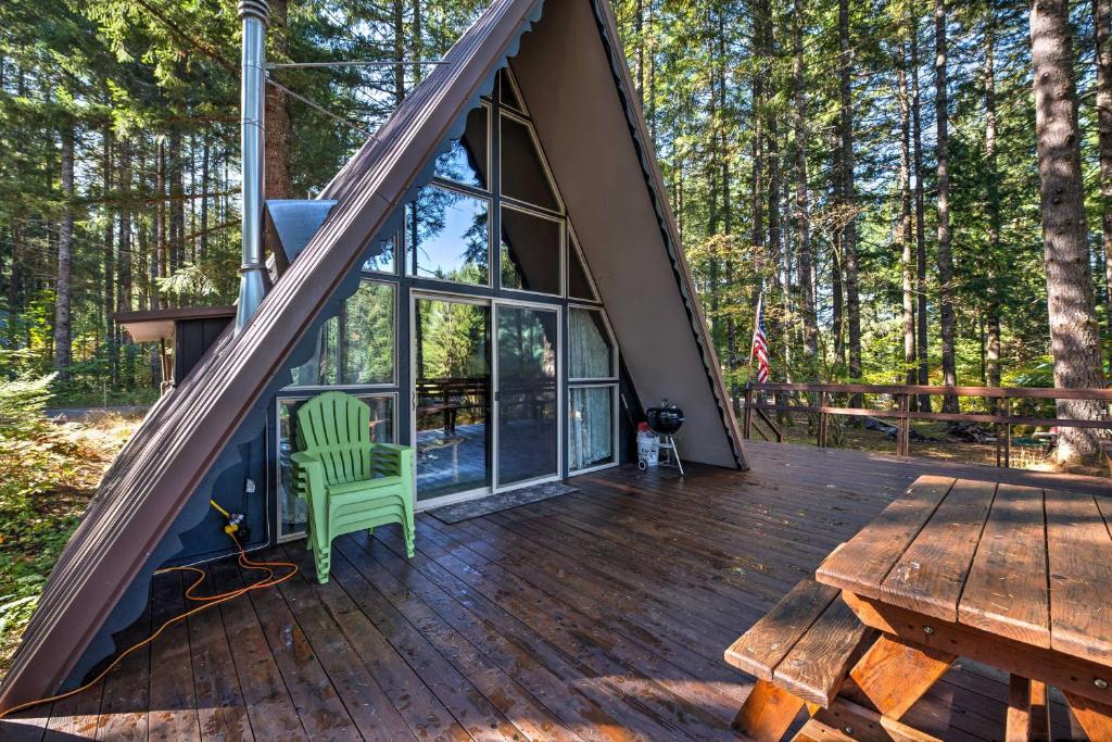 Serene Washington Escape with Deck and Mountain Views!