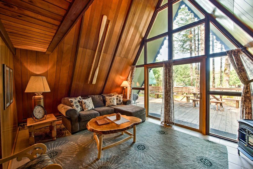 Serene Washington Escape with Deck and Mountain Views! photo 1
