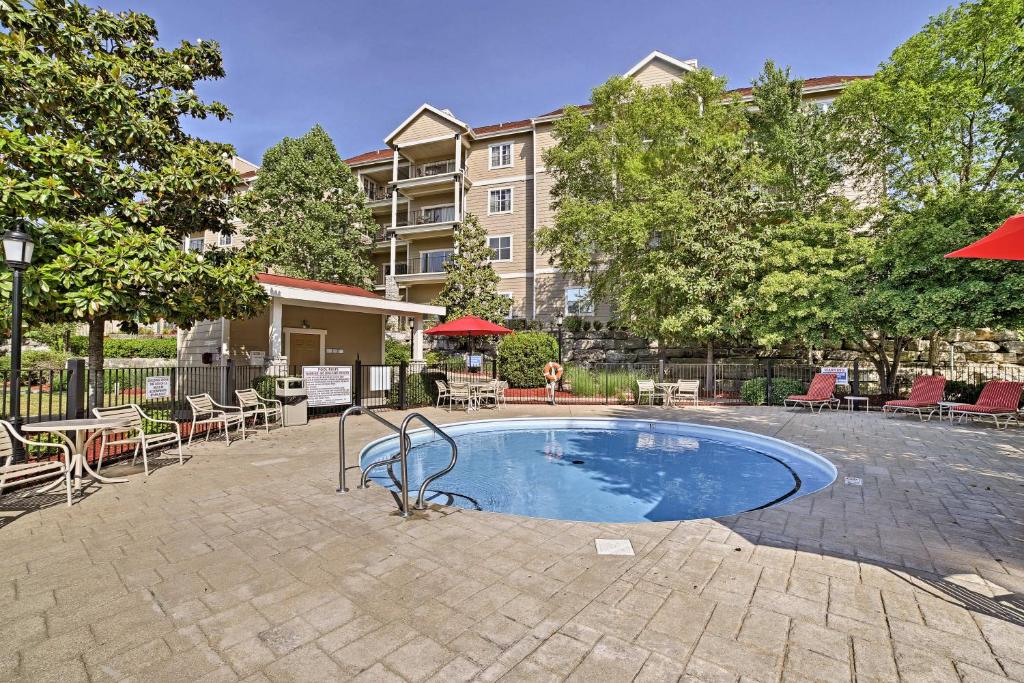 Penthouse Condo with Pool 8 Mi to Silver Dollar City photo 3