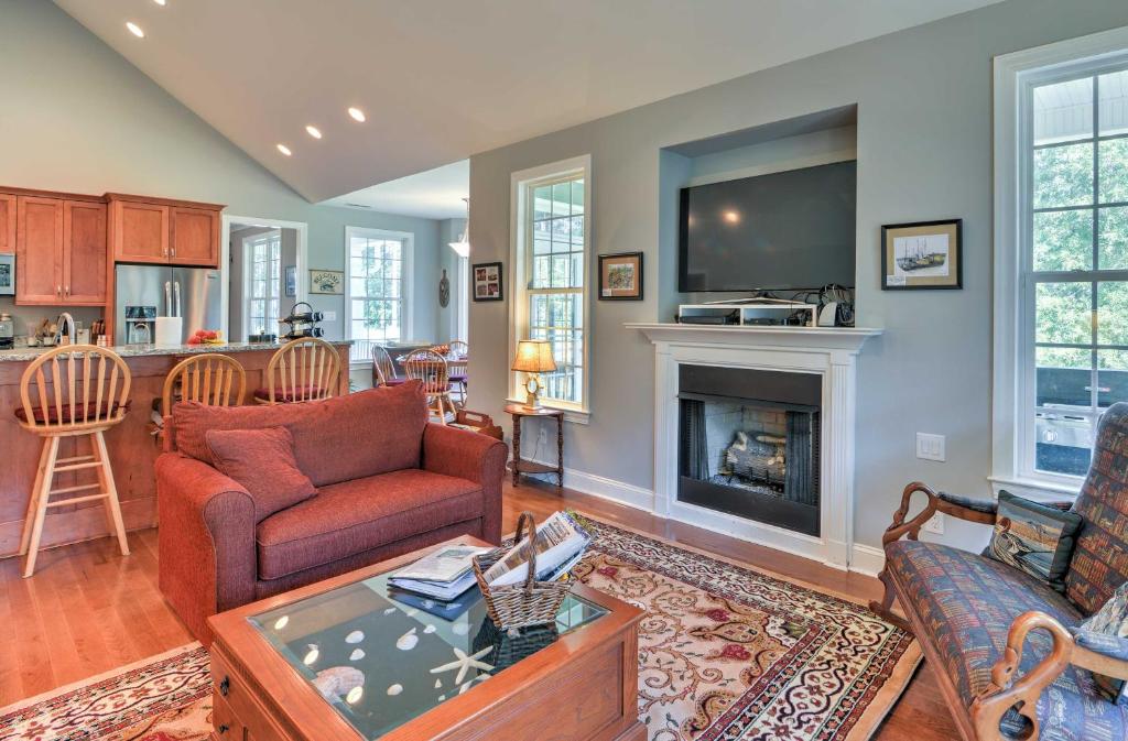 Oriental House on 1 Acre with Wraparound Porch! photo 2