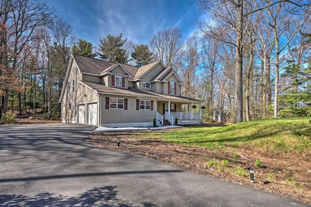 Tannersville House with Bar and Deck, 2Mi to Ski Resort photo 2