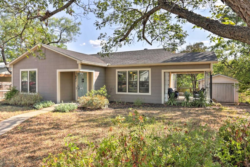 Fredericksburg Cottage with Grill - Walk to Main St! photo 1
