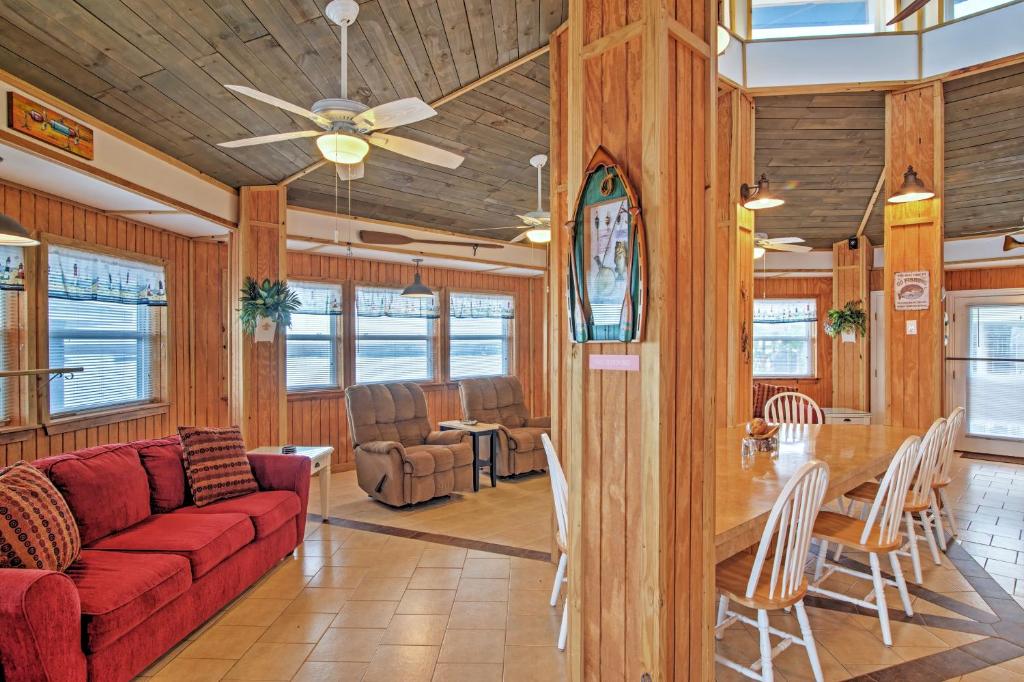 Little Blue Crab about Quaint Slidell Cottage with Dock photo 3