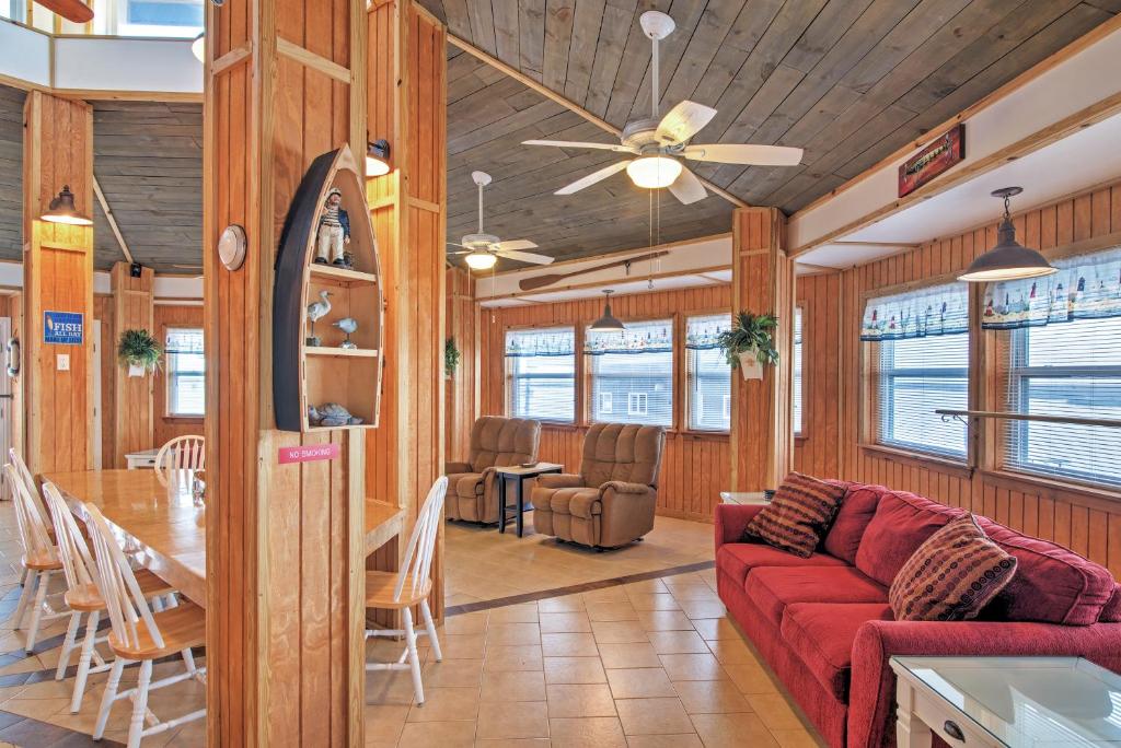 Little Blue Crab about Quaint Slidell Cottage with Dock photo 4