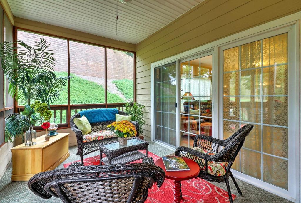 Condo on Kingwood Golf Course about 3 Mi to Main St!