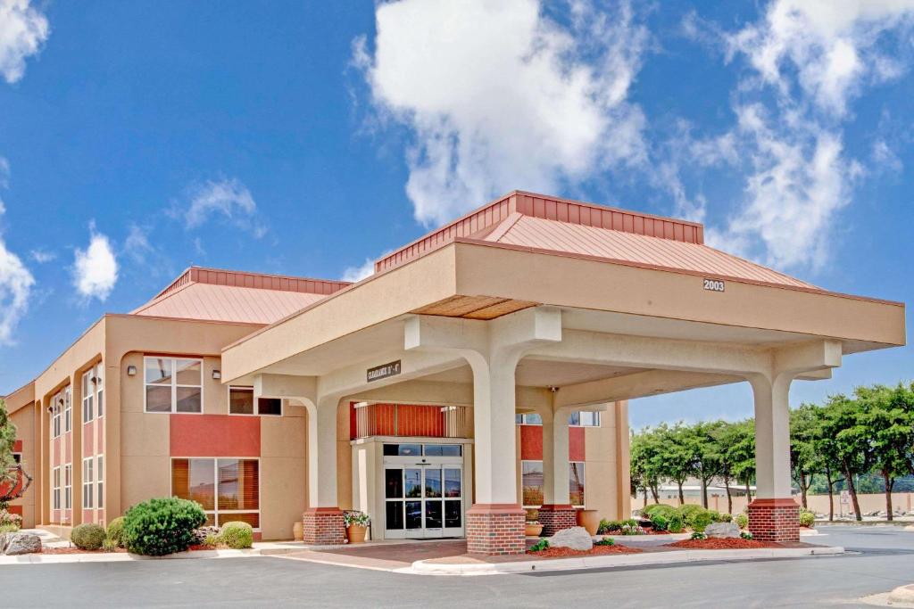 Ramada by Wyndham West Memphis image