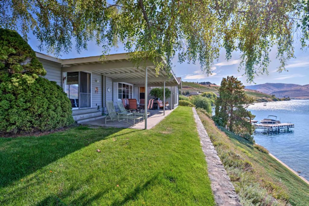 Waterfront Manson Cabin on Lake Chelan with Deck! photo 1
