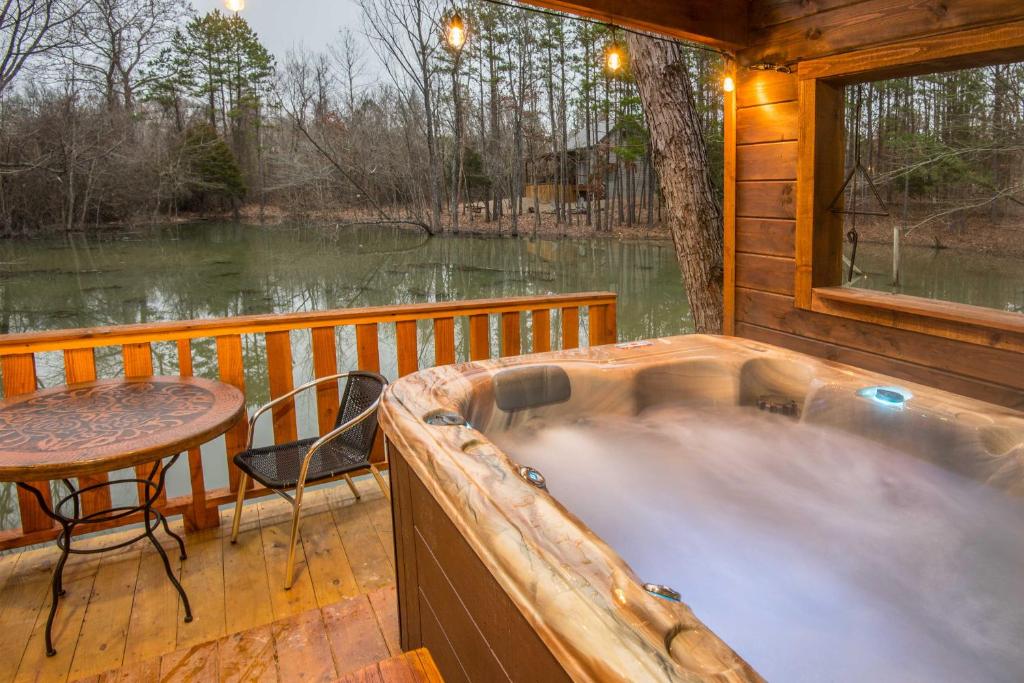Lily Pad on the Pond with Hot Tub Overlooking Pond photo 2