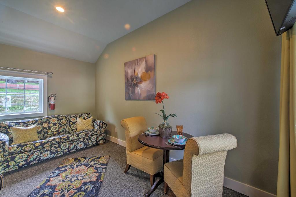Downtown Branson Cottage with Pool Access! photo 3