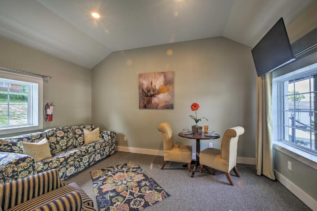 Downtown Branson Cottage with Pool Access! photo 4