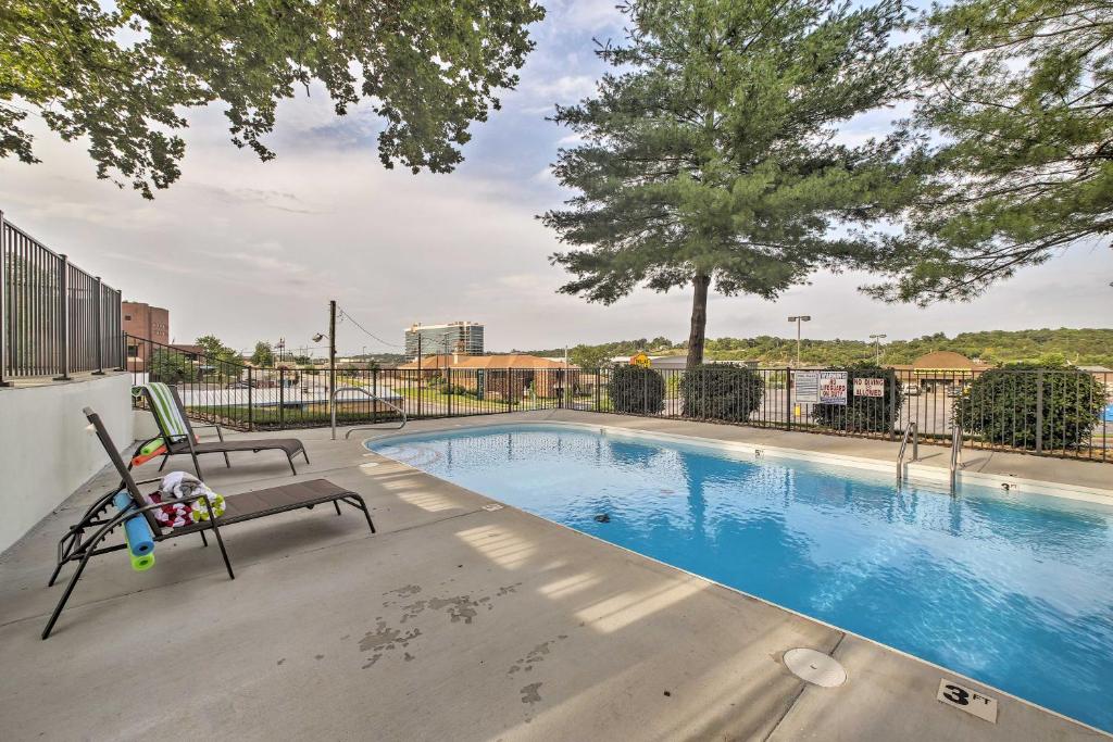 Downtown Branson Cottage with Pool Access! photo 1