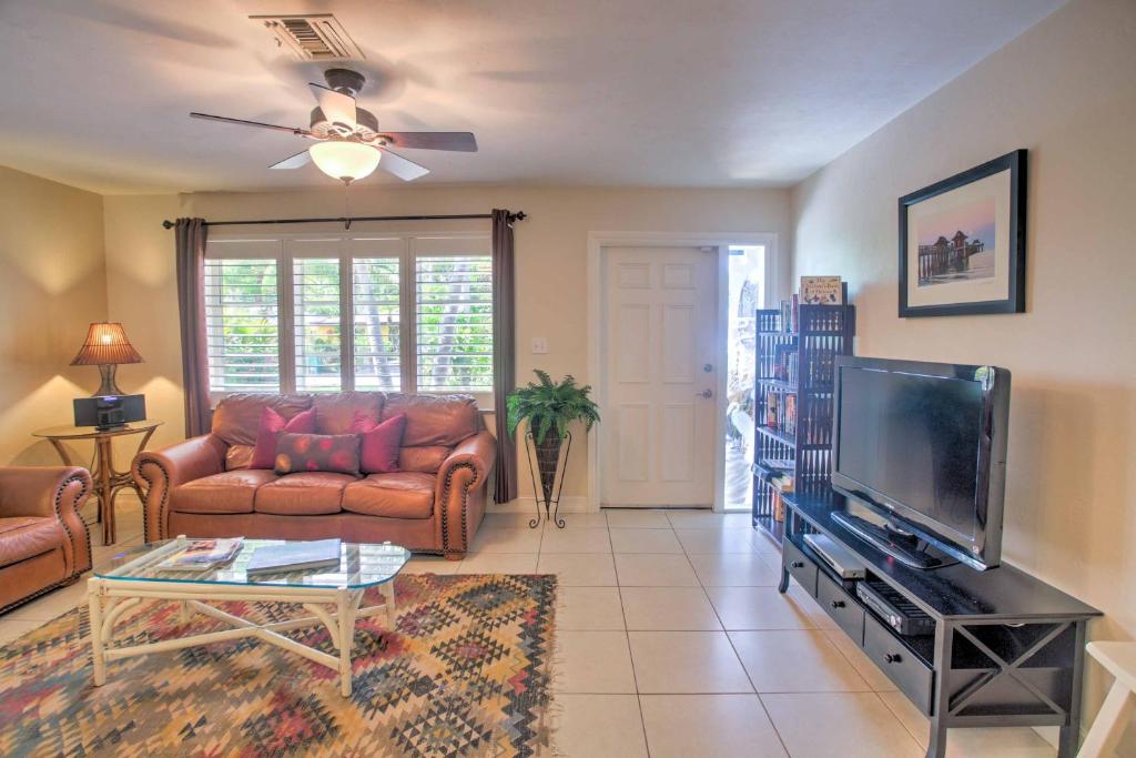 Cozy Naples Home with Lanai - 1 Mi to Bluebill Beach photo 3