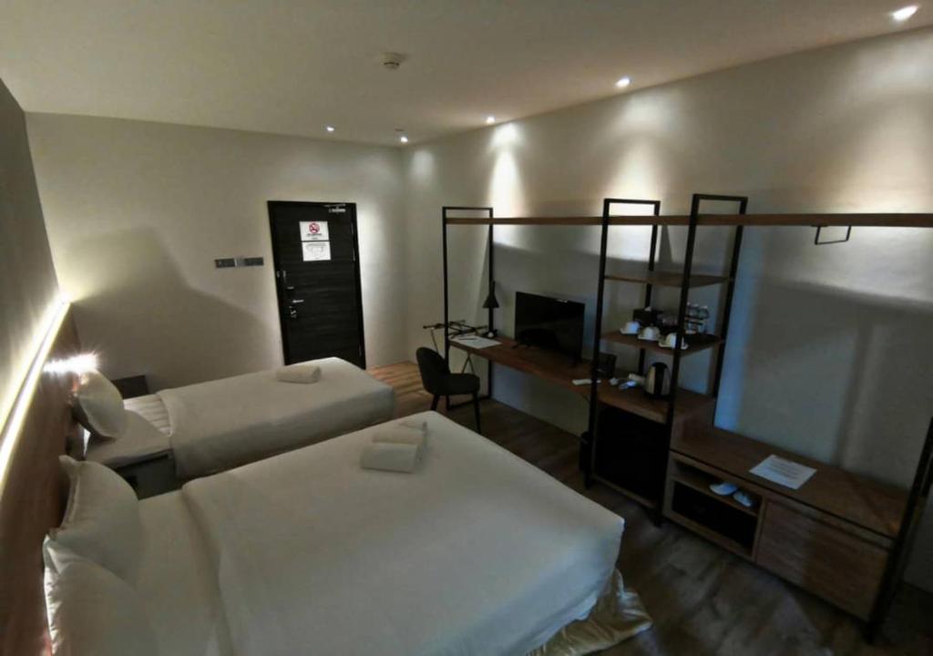 Roxy Hotel Padungan photo 3