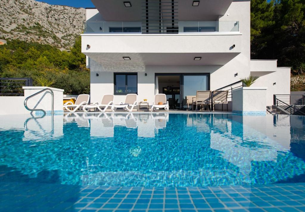 Villa Leona a luxury villa near Makarska, heated pool photo 4