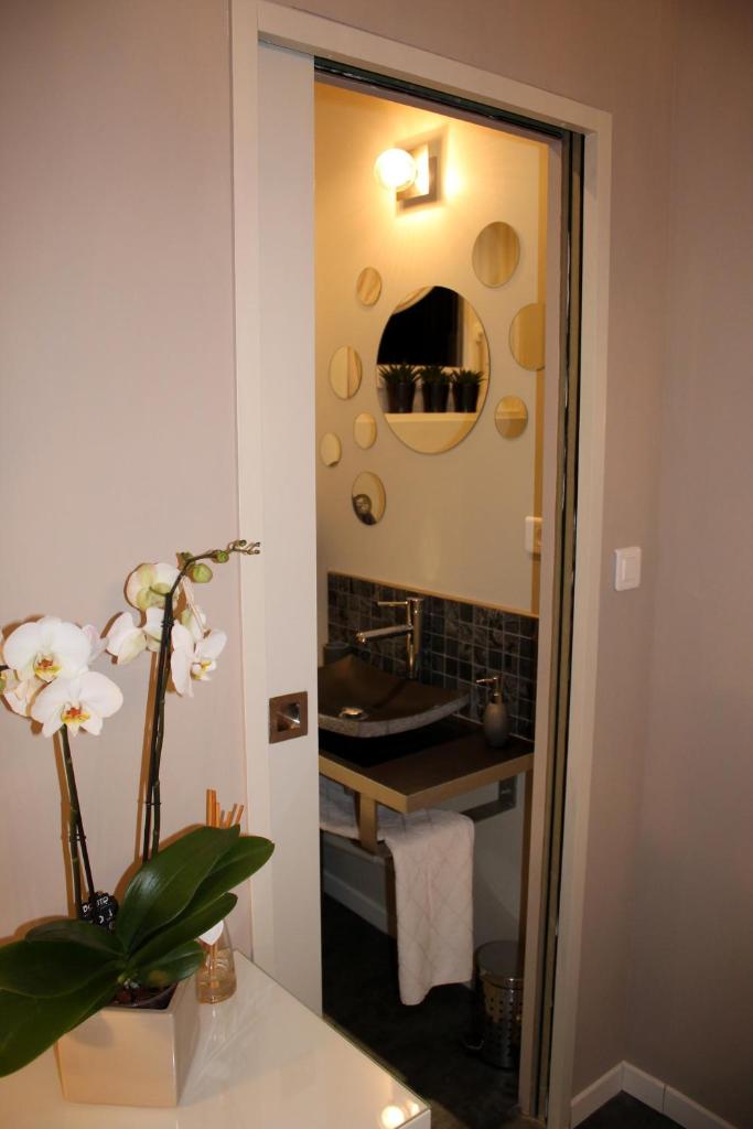 New West Room - 화장실