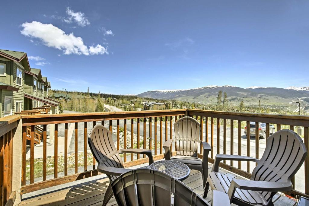 Newly Remodeled Picturesque Condo with Mountain View photo 3