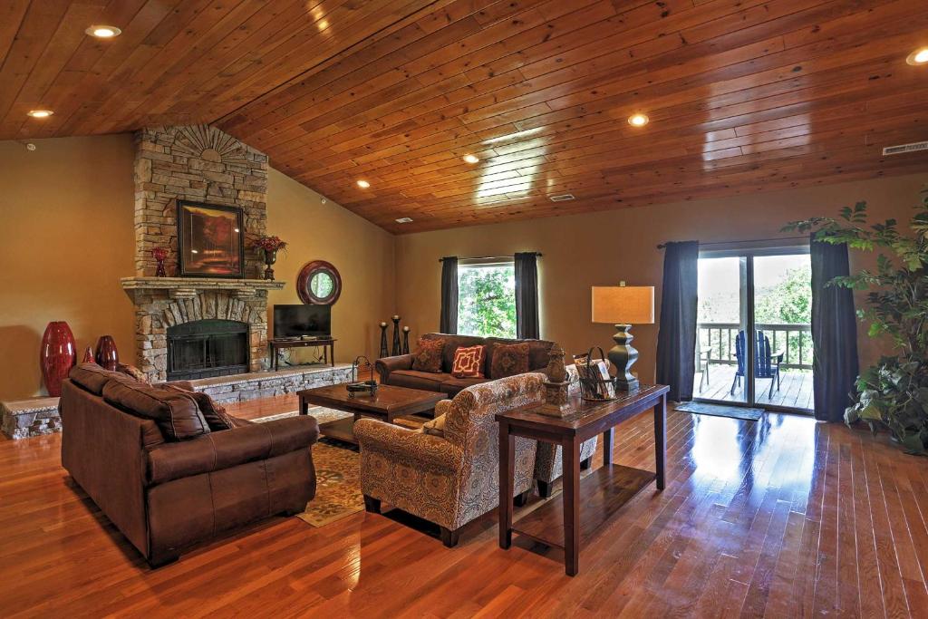 Grand Home with Indoor Pool and Basketball Court and View photo 2