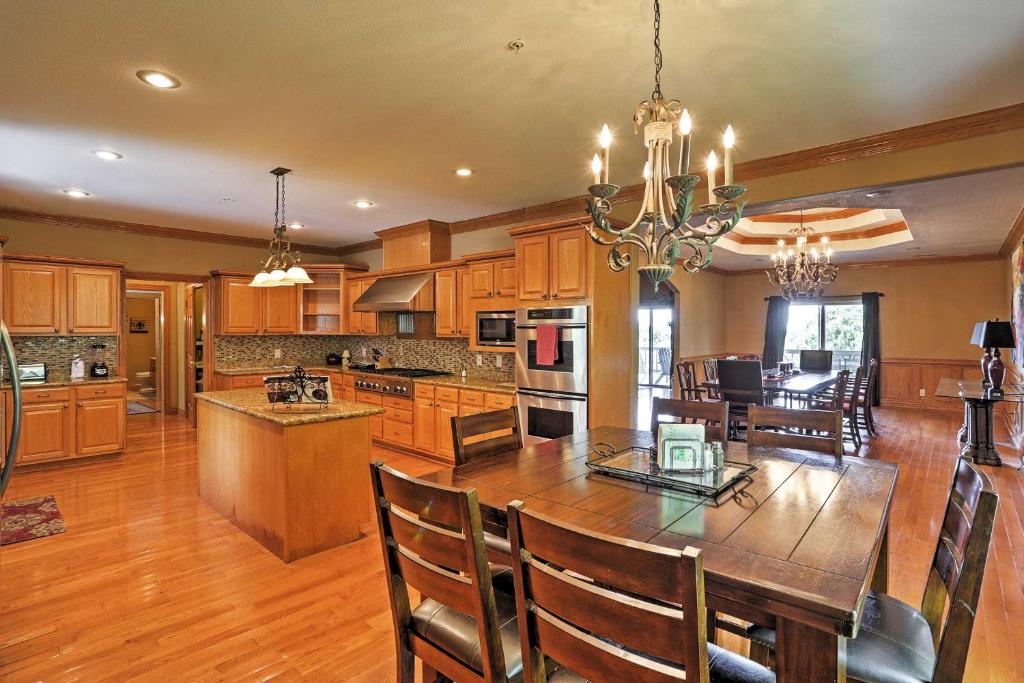 Grand Home with Indoor Pool and Basketball Court and View photo 4