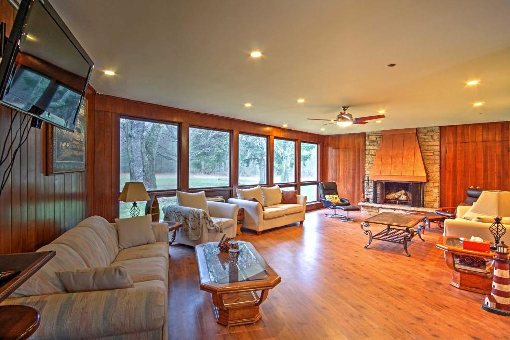 Spacious South Haven Home about 1 Mi to Lake Michigan! photo 2